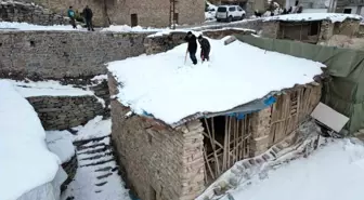 Uludere'de Vatandaşlar Tarihi Evlerin Damındaki Karı Temizliyor