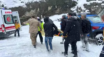 Gümüşhane'de Kar Yağışı Nedeniyle Kamyonet Dereye Yuvarlandı: 5 Yaralı