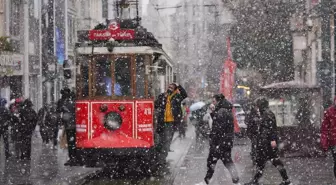 İstanbul'da Kar Yağışı Trafiği Felç Etti