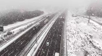 İstanbul'da Kar Yağışı Görüş Mesafesini Düşürdü