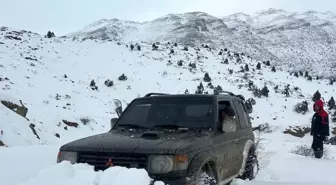 Offroad Tutkunları Konya'nın Bozkır İlçesinde Karla Kaplı Yollarda Eğlendi