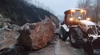 Heyelan Sonrası Altınordu'da Yol Yeniden Ulaşıma Açıldı