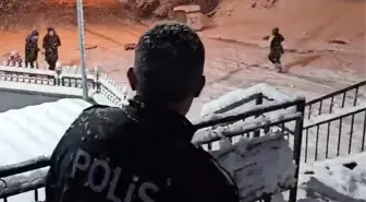 Ordu'da Kar Eğlencesi: Çocuklarla Polis, Kar Topu Oynadı