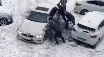 İstanbul Sultangazi'de Kar Yağışı Araçları Kapatınca Vatandaşlar Yardıma Koştu