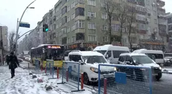 İstanbul Sultangazi'de Kar Yağışı Trafiği Felç Etti