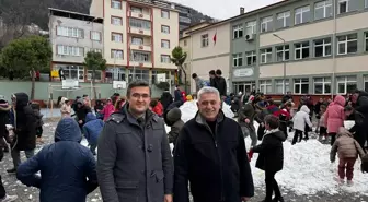 Çocuklar İçin Kar Sürprizi: Çatalzeytin Belediyesi Kamyonla Kar Getirdi