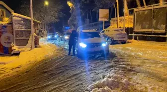 Üsküdar Çamlıca'da Yoğun Kar Yağışı Sürücülere Zor Anlar Yaşattı