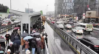 İstanbul'da Kar Yağışı Nedeniyle Toplu Taşıma Yoğunluğu Yaşanıyor