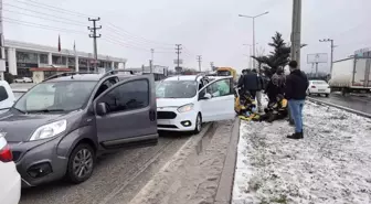 İnegöl'de Zincirleme Trafik Kazasında 4 Yaralı