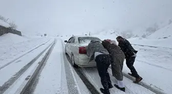 Adıyaman'da Kar Yağışı Ulaşımı Olumsuz Etkiliyor