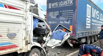 Sakarya'da Tırla Çarpışan Kamyonet Ezildi, Yaralılar Kurtarıldı