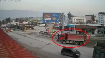 Hatay'da Motosiklet Sürücüsü Hafriyat Kamyonunun Altında Kalarak Hayatını Kaybetti