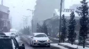 Ağrı'nın Patnos İlçesinde Yoğun Kar Yağışı Ulaşımı Engelledi