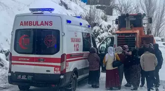 Çatak'ta Kardan Kapanan Yolda Hasta Kurtarıldı