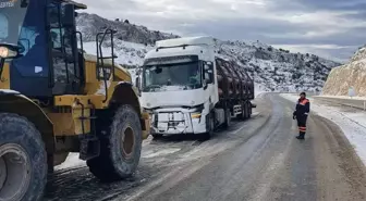 Besni'de Kar Yağışı Nedeniyle Araçlar İş Makineleriyle Çekildi