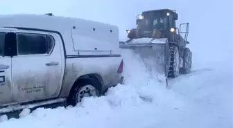 Ağrı'da Kar Yağışı Nedeniyle Mahsur Kalan Elektrik Arıza Ekipleri Kurtarıldı