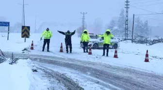 Bolu Dağı'nda Yoğun Kar Yağışı ve Kazalar Nedeniyle D-100 Yoluna Kapandı