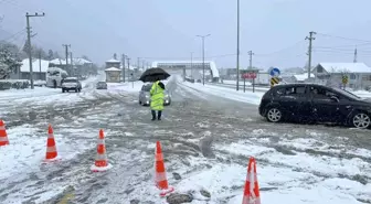 Düzce'de Yoğun Kar Yağışı Nedeniyle Bolu Dağı Trafiğe Kapandı