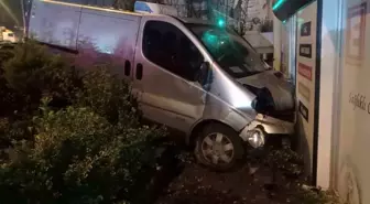 Bursa'da Trafik Kazası: Hafif Ticari Araç Eczanenin Bahçesine Daldı