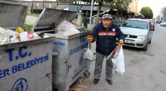 67 Yaşındaki Hüseyin Istar, İsrafı Önlemek İçin Çöp Karıştırıyor