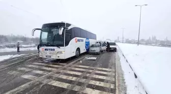 Çaycuma'da Zincirleme Trafik Kazası: 2 Otomobil Otobüse Çarptı