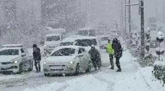 Düzce'de Yoğun Kar Yağışı Trafiği Felç Etti