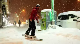 Muş'ta Kar Yağışını Snowboard ile Eğlenceye Dönüştürdüler