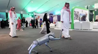 Riyad'da Medyanın Geleceği Fuarı'nda Robot Köpek Şov Yaptı