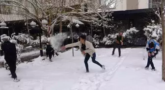 Van'da Esnaf Kar Yağışının Keyfini Kartopu Oynayarak Çıkarıyor