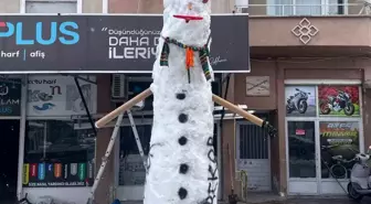 Samsun'un Bafra ilçesinde dev kardan adam yapıldı