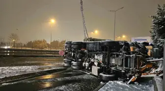 Beylikdüzü'nde Kar Küreme Aracı Devrildi, Sürücü Hastaneye Kaldırıldı