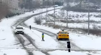 Büyükçekmece'de Kar Yağışı Sürücüleri Zor Durumda Bıraktı