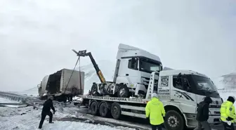 Doğubayazıt-Iğdır Kara Yolunda Cam Yüklü Tır Kaza Yaptı