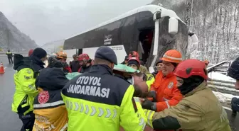 Bolu Dağı Tüneli'nde Otobüs Tıra Çarptı: 1 Yaralı