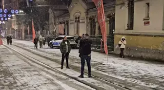 İstanbul'da Kar Yağışı Eğlencelere Sahne Oldu