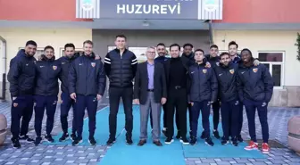 Kayserispor'dan Huzurevi Ziyareti: Yaşlılara Moral Verdiler