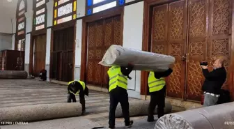 Tarihi Emevi Camii'ne Cumhurbaşkanı Erdoğan'ın seçtiği halılar serilmeye başlandı