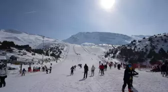 Erzincan'ın Kadın Milli Paraşütçüsünden Yamaç Paraşütü Gösterisi