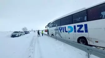 Samsun-Sinop Karayolunda Kar ve Buzlanma Faciası: Otobüs ve Araçlar Kuyuya Düştü