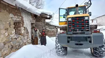 Sivas'ta Kar Yağışı Sebebiyle Mahsur Kalan Yaşlı Çiftin Yolu Açıldı