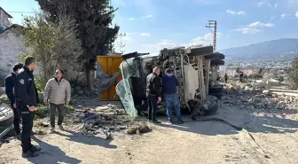 Hatay'da Hafriyat Kamyonu Devrildi, Sürücü Yaralandı