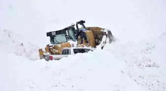 Askerlerden Çığ Altındaki Operatöre Kahraman Kurtarma