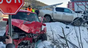 Bolu'da Cip ile Otomobil Çarpıştı: 4 Yaralı