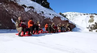 Erzincan'da Jandarma Çocuklara Kızak Keyfi Yaşattı