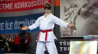 Karate ile engellerini unutuyorlar