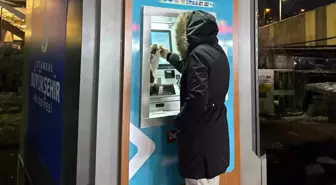 Soğuk havada üşüyen kedi, banka ATM'sine sığındı