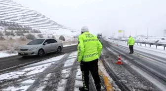 Erzincan'da Trafik Polisleri Kış Şartlarında Vatandaşın Yanında