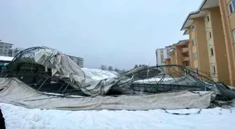 Rize'de Aşırı Kar Yağışı Halı Sahanın Çatısını Çöktürdü