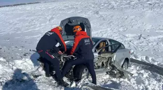 Ağrı'da Trafik Kazası: 2 Kişi Şarampolden Kurtarıldı