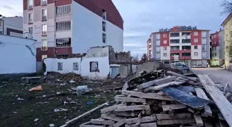 Yıkım Sırasında Çatı Düştü: Bir Yabancı Uyruklu Yaralandı